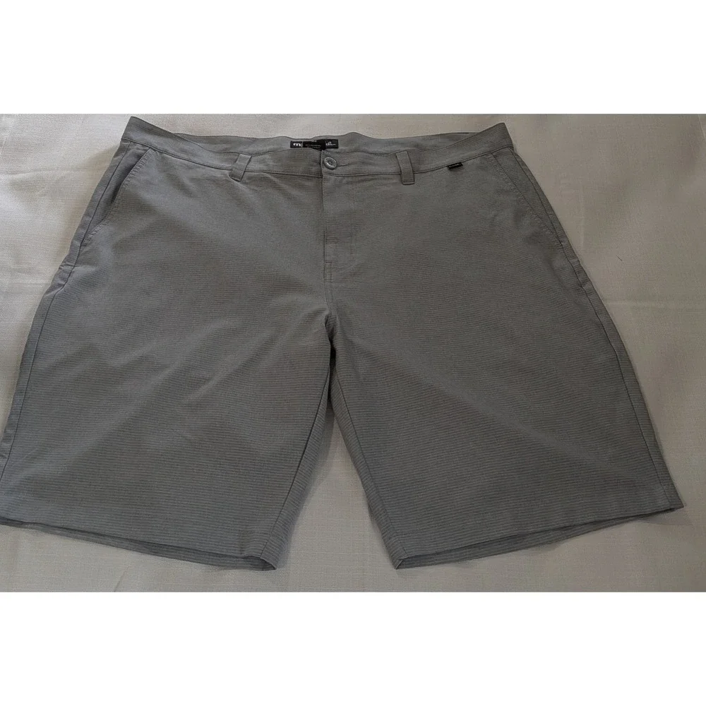 TravisMathew Beck Golf Shorts Mens 42 Grey Micro Stripe Stretch 1MW397